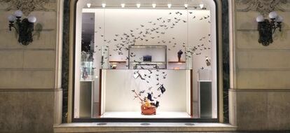 Escaparate de la tienda Hermés en Paseo de Gràcia con la instalación de Pereira.