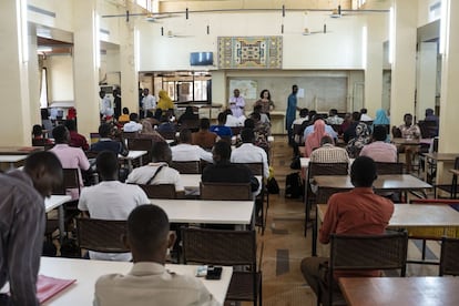 El nuevo decano de la Facultad de Letras, Daouda Diallo Boubacar, y la lectora de español, Alicia Raya, dan la bienvenida a los alumnos y les desean suerte en el examen que realizarán en la biblioteca, otra de las aulas habilitadas para que todos pudieran cumplimentar la prueba al mismo tiempo. En total se tuvieron que acondicionar unas 29 aulas en todo el campus universitario.