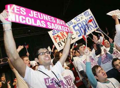 Seguidores del candidato conservador Nicolas Sarkozy, durante un mitin electoral ayer en París.