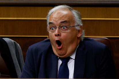 El diputado popular Esteban González Pons, durante el discurso del candidato Sánchez, este miércoles, en el Congreso.