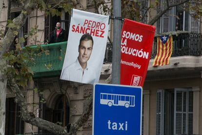 Cartell del candidat socialista a la presidència del Govern espanyol, Pedro Sánchez, amb una bandera independentista en un balcó a Barcelona.