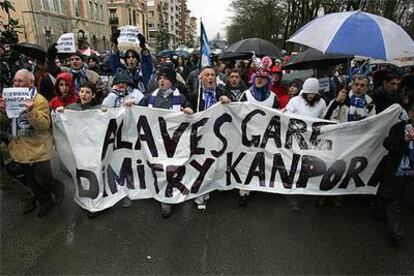 Cabeza de la manifestación de ayer en Vitoria contra Dimitri Piterman, el dueño del Alavés.