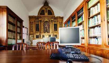 Biblioteca del CSIC en la capilla desacralizada del Palacio de Doñana.