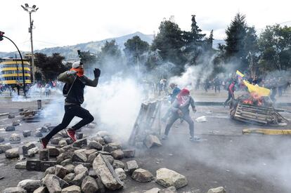 Este viernes, en las proximidades del Parlamento se registraron nuevos enfrentamientos con las fuerzas de seguridad, que intentaron dispersar a los opositores con gases lacrimógenos.