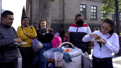 Fragmento del video publicado por Claudia Sheinbaum en el que come tacos de canasta