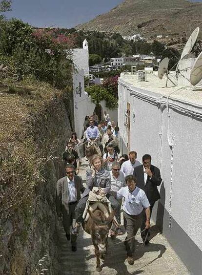 La reina Sofía en su visita a la acrópolis de Rodas.