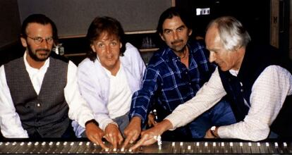 De izquierda a derecha, Starr, McCartney y Harrison, acompañados de su productor George Martin, durante la grabación del disco de 'Free As A Bird', en 1996.