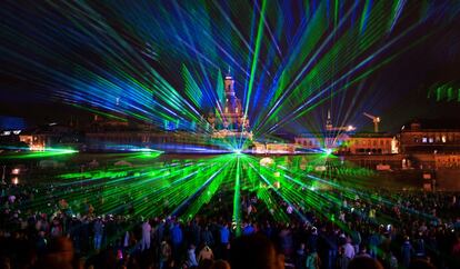 Visitantes asisten a un espectáculo multimedia con luz y proyecciones láser en Dresde (Alemania).