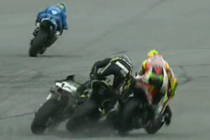 Momento del choque entre Simoncelli, Rossi y Edwards.