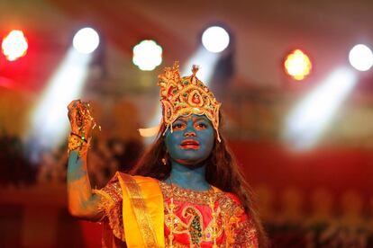El festival Janmashtami celebra el nacimiento del dios Krisna y tiene lugar entre mediados de agosto y septiembre. En la imagen, una niña disfrazada como dios Krisna realiza un espectáculo dentro de las celebraciones del Janmashtami, en Ahmedabad (India).