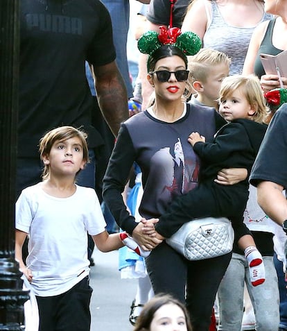 Kourtney Kardashian, con una riñonera de Chanel durante una visita con sus hijos al parque de atracciones de Disney de California.