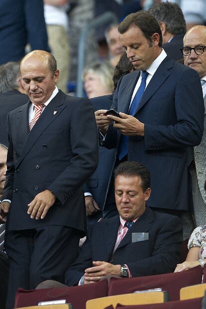 Jose María del Nido y Sandro Rossell, en el palco del Camp Nou.