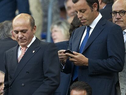 Jose María del Nido y Sandro Rossell, en el palco del Camp Nou.