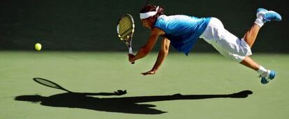 Nadal intenta alcanzar una bola durante un partido contra Hewitt en 2005