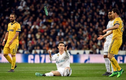Cristiano Ronaldo, sentado en el suelo, pierde la bota durante una jugada.