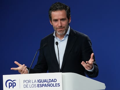 El portavoz del PP, Borja Sémper, durante la rueda de prensa ofrecida este lunes en la sede del partido, en Madrid.