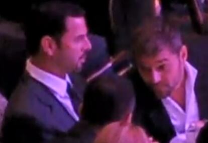 El cantante puertorriqueño Ricky Martin y su novio, el analista financiero Carlos González Abella, en un momento de la gala captado en el video de YouTube.