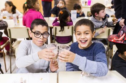 Ni&ntilde;os en un comedor infantil 