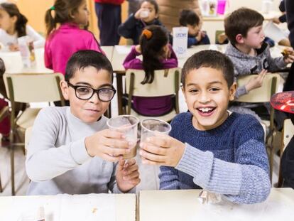 Ni&ntilde;os en un comedor infantil 