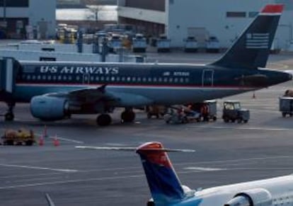 La policía puso una fianza de un millón de dólares a Philippe Jernnard, que fue detenido en el aeropuerto internacional de Philadelphia la noche del miércoles, cuando trató de hacerse pasar por piloto. EFE/Archivo