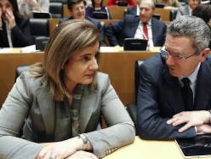 Los ministros de Justicia, Alberto Ruiz Galardón, y Trabajo, Fátima Báñez, serán dos de los ponentes del curso "Reformas y medios de comunicación" en la Escuela de Verano de la Universidad Católica de Ávila. EFE/Archivo