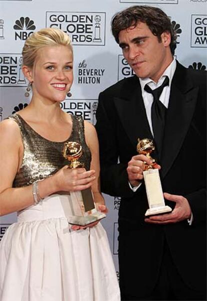 <i>Walk the Line</i>, la película sobre el legendario cantante Johnny Cash, acaparó los tres premios a los que optaba: mejor película, actor y actriz en la categoría musical comedia. Joaquin Phoenix y Reese Witherspoon son sus protagonistas, en la imagen felices con sus galardones.