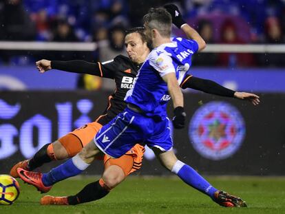 Maksimovic y Luisinho pugnan por la pelota.