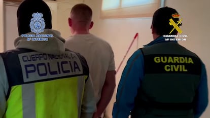 Uno de los detenidos en la operación.