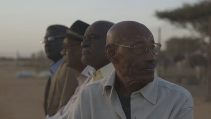 Fotograma del documental 'Talking About Trees', de Suhaib Gasmelbari.