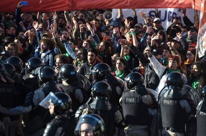 Miembros de la Prefectura Naval Argentina (ANP) intentan evitar que los manifestantes bloqueen el puente Pueyrredon en Avellaneda, Buenos Aires, durante una huelga general de 24 horas.