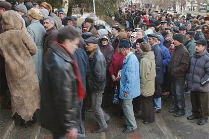 Habitantes del Transdniéster cruzan la frontera para votar el pasado 6 de marzo en las elecciones de Moldavia.