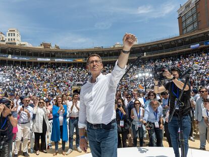 DVD1061 -21/05/2023( El presidente del PP, Alberto Núñez Feijóo , visita València por segunda vez en diez días, en esta ocasión para protagonizar su acto más multitudinario en la Comunitat Valenciana: un mitin en la plaza de toros junto al candidato del PP a la Presidencia de la Generalitat, Carlos Mazón (i), y la candidata a la Alcaldía, María José Catalá (c), este domingo..MÒNICA TORRES (EL PAÍS)