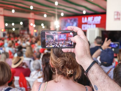 Un militante obtiene una fotografía para compartir en redes sociales durante el mitin celebrado por el PSOE en Dos Hermanas (Sevilla) el 18 de junio.