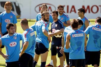 Quique Sánchez Flores dirige un entrenamiento del Atleti antes del partido contra el Mallorca.