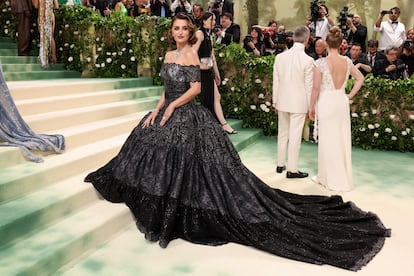 Penélope Cruz se decantó por un vestido negro con larga cola y escote que dejaba los hombros al descubierto. Se trata de un diseño de Chanel, firma de la que es embajadora. 