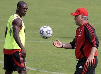 Ancelotti, junto a Seedorf en un entrenamiento en las instalaciones de Milanello.