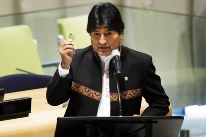 El presidente de Bolivia, Evo Morales, muestra una hoja de coca en la ONU