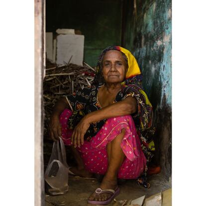 Patasi Devi, de 70 años, bromea con su edad. Fue una de las primeras residentes de Kathputli en actuar en Estados Unidos en 1990.