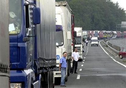 Varias decenas de camioneros cortan de forma intermitente el tráfico en la autopista A-8 a la altura de Irún.