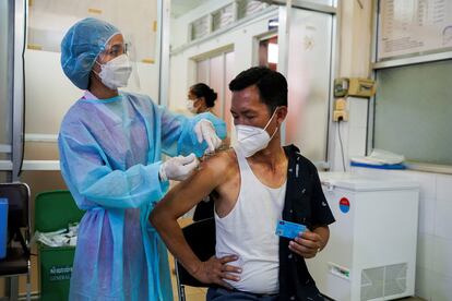 Un hombre recibe la vacuna AstraZeneca contra la covid-19 en un hospital de Phnom Penh.