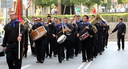 La Sociedad Musical La Popular, de Pedralba, ayer, en la plaza de Arrikibar.