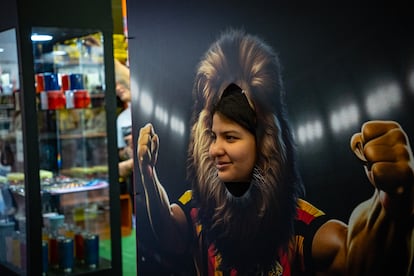 Visitantes se toman fotos en el stand del equipo leones de la Universidad de Guadalajara. 