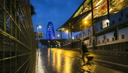 La torre Agbar de Barcelona, en una imatge nocturna.