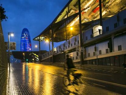 La torre Agbar de Barcelona, en una imatge nocturna.