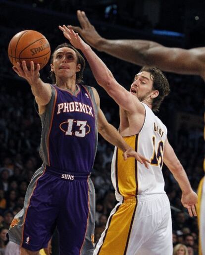 Pau Gasol intenta bloquear una entrada de Steve Nash en el partido contra los Phoenix Suns.