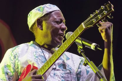 El guitarrista y compositor ghan&eacute;s Ebo Taylor durante su actuaci&oacute;n, anoche, en la segunda jornada del XXI Festival Womad de C&aacute;ceres.