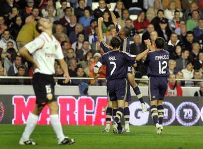 Robinho, Raúl y Marcelo felicitan a Van Nistelrooy por su gol, el segundo del Madrid, ante la desolación de Helguera.