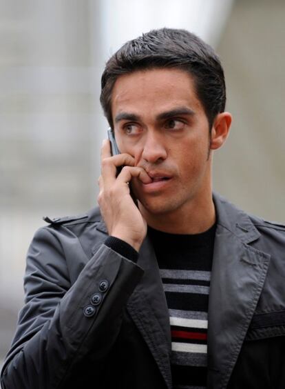 Alberto Contador habla por teléfono.