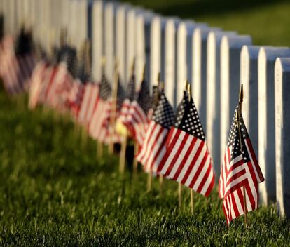 Banderas estadounidenses junto a las tumbas del Cementerio Nacional de Leavenworth en la víspera del Día de los caídos en guerra.