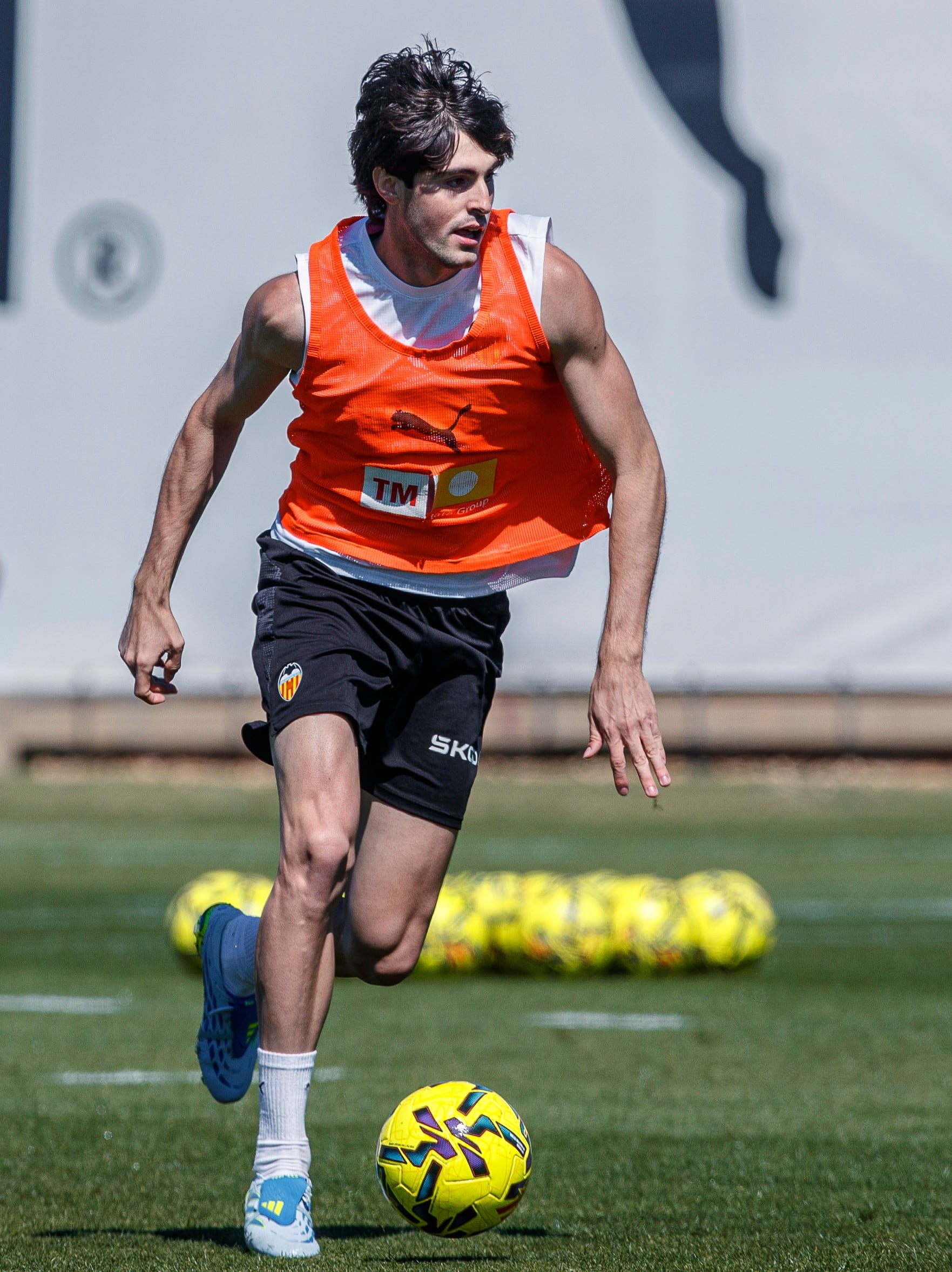 Javi Guerra, en un entrenamiento con el Valencia.